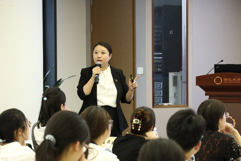 浙江大學(xué)經(jīng)濟學(xué)院、國際聯(lián)合商學(xué)院全國優(yōu)秀大學(xué)生夏令營到浙江東方參訪 何欣.jpg