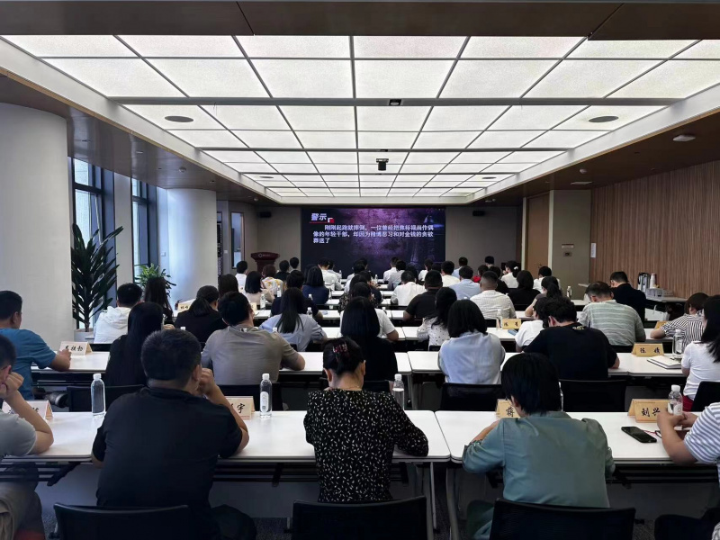 1739861555140793095s.jpg 浙江東方紀(jì)委牽頭組織國(guó)貿(mào)集團(tuán)金融服務(wù)勤廉建設(shè)片組年輕黨員干部集中觀看警示教育片.jpg